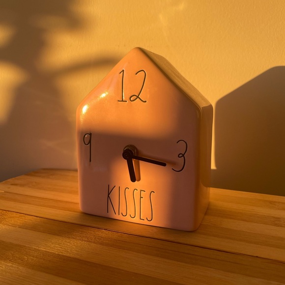 Rae Dunn “kisses” house clock - Picture 1 of 2